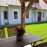 Aracsi Vendeghaz 4* Balatonfured