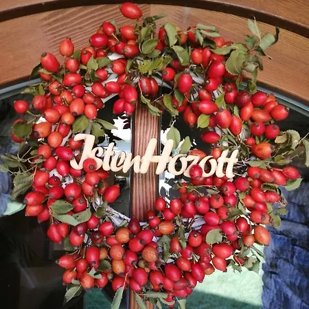 Aracsi Vendeghaz 2* Balatonfured